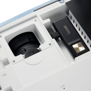 Benq TK850i hvid videoprojektor, set ovenfra, der viser stik og kontrolknapper på højre side