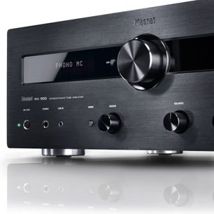 Magnat MA 900 sort hi-fi stereforstærker, set forfra, blå skærm, knapper og stik på forsiden, sølvfarvet volumeknap