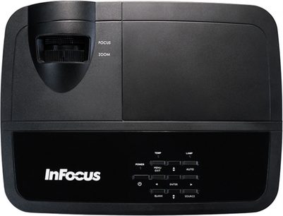 Infocus ScreenPlay SP1080 sort videoprojektor, set forfra, med objektiv, kontrolknapper og "InFocus"-logo