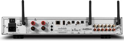 Sidabrinis stereo hi-fi stiprintuvas Audiolab 6000A Play, matomas iš nugaros su jungtimis, prievadais, antenomis ir matomais užrašais.