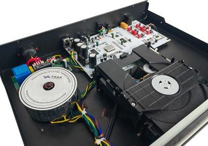 Odtwarzacz CD hi-fi Taga Harmony TCD-30 srebrny z transformatorem izolacyjnym, kolorowymi obwodami drukowanymi i okablowaniem wewnętrznym