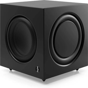 Čierny subwoofer Audio Pro SW-10 z trojštvrťového pohľadu s kruhovou mriežkou na jednej strane a veľkou okrúhlou membránou na druhej