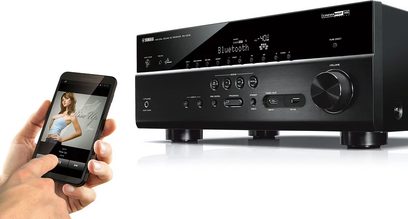Yamaha RX-V679 sort hjemmebiografsforstærker med sort front, knapper og LCD-skærm, der kan styres via smartphone-app