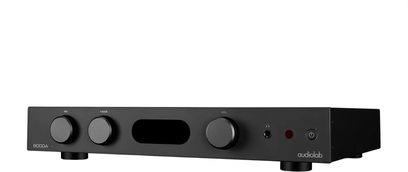 Amplificatore hi-fi stereo Audiolab 6000A nero visto di tre quarti, pannello frontale essenziale con tre grandi manopole rotonde e presa per cuffie