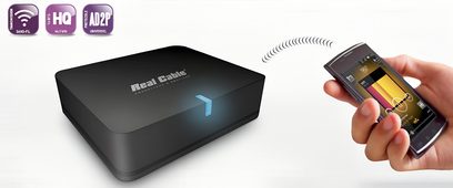 Belaidis siųstuvas „Real Cable iPlug-BTR" juodas, vaizdas iš priekio, ranka laiko išmanųjį telefoną, kuriame rodoma valdymo programa