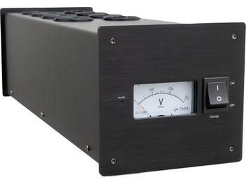 Černá přepěťová prodlužovací zásuvka Taga Harmony PF-1000DC, šikmý pohled, čelní panel s analogovým voltmetrem a velkým vypínačem