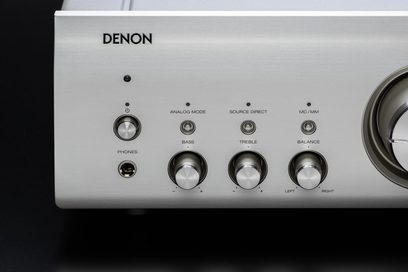 Fronten av Denon PMA-1700NE sølvfarget hi-fi stereoanlegg med knapper, hodetelefonutgang og lydinngangsporter i nærbilde