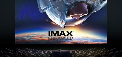 IMAX Enhanced biografskærm, der viser en rumfærge og Jorden set fra rummet, omgivet af biografsæder