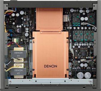 Indvendigt syn af en åben sort Denon DCD-A110 CD-afspiller, der viser de elektroniske kredsløb og interne komponenter