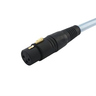 Černý plastový a kovový konektor XLR samice se zlatým západkou, průsvitný šedý stříbrný kabel, Oehlbach Series 2 XLR 1m, pohled v šikmém perspektivním zobrazení