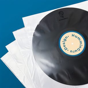 HumminGuru-Innenhüllen für Schallplatte, weiß-transluzente Ausführung mit schwarzer Schallplatte in Draufsicht