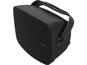 Caixa acústica para exterior Klipsch PSM-525-T preta com grade frontal e suporte de fixação na parede ajustável