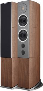 Cassa acustica a colonna AudioVector R6 Arreté in noce, finitura in legno di noce scuro con frontale in metallo grigio che integra un tweeter rettangolare traforato, due altoparlanti circolari e due condotti bass reflex rotondi, vista di tre quarti anteriore