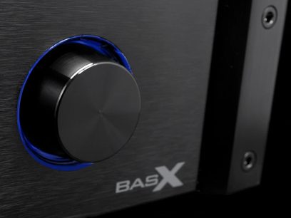 Sort og blå drejeknap med "BASX"-mærkning på forsiden af en sort børstet aluminiumspanel på en elektronisk enhed