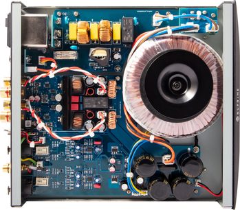 Nuprime STA-9X sølvfarvet effektforstærker, indvendigt syn af elektroniske komponenter, printplader, toroidaltransformer, køleplade