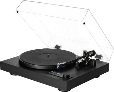 Zwarte hi-fi platenspeler Dual CS 618 Q in getextureerd hout met zwarte rubberen draaitafel, opgeklapte transparante acrylstofkap, metalen toonarm rechts en draaiknop aan de voorkant, driekwart vooraanzicht