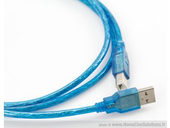 Cablu USB Initial USB albastru translucid cu conector USB de tip A masculin albastru transparent, vedere apropiată pe fundal alb