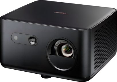 Projektor Optoma Photon Life PK32 v černé barvě, plastové šasi, pohled z tříčtvrtečního úhlu zepředu, čelní objektiv, boční mřížka