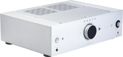 Onkyo ICON P-80 stereoforforsterker i sølv, metallkabinett, skrå frontvisning fra høyre, stor sentral dreieknapp, hodetelefonutgang