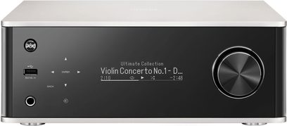 Denon PMA-150H sølvfarvet stereo hi-fi-forstærker, set forfra, digitalt display, knapper og kontrolhjul, sølvfarvet finish