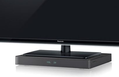 Schwarzer, rechteckiger Panasonic SC-HTE80EGK Soundbar, Frontansicht, auf einem glänzenden schwarzen TV-Ständer platziert