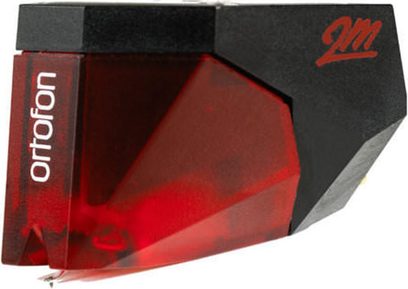 Hi-fi pladespiller fra Ortofon 2M Red, sort og rød tonarm, rød pickup, trekantet sort højglans-sokkel