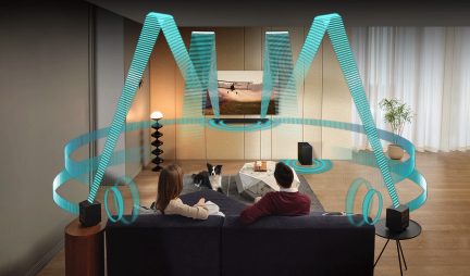 Moderne stue med sort sofa, sofabord, lamper, planter og blå dekorativ struktur i form af en bølget bånd