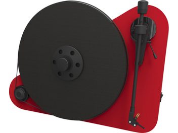Giradischi verticale Pro-Ject VT-E BT rosso con braccio di lettura nero, piatto nero e pulsanti di controllo, vista frontale