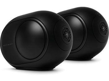 Tre trådløse, forbundne Devialet Phantom II 98 dB højttalere i mat sort, med sfærisk form og sidehøjttalere, set forfra