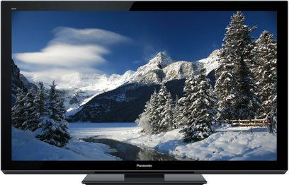 Panasonic TX-P55VT30E-fladskærm, der viser et snedækket bjerglandskab med grantræer under en blå, let overskyet himmel