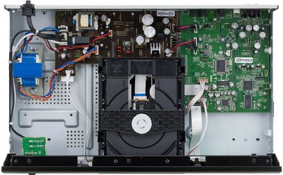 Indvendigt syn af en sølvfarvet Denon DCD-600NE CD-afspiller, der viser de elektroniske komponenter, læsemekanismen og de printede kredsløb