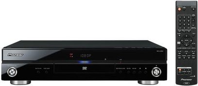 Pioneer DV-LX50 Blu-ray přehrávač v černé barvě, pohled zepředu s dálkovým ovládáním, modrý digitální displej "100P"