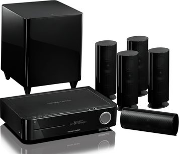 Harman Kardon BDS 800 hjemmebiografsystem bestående af en sort forstærker, 5 sorte højttalere og en sort subwoofer, set forfra