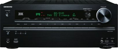 Onkyo TX-NR717 sort hjemmebiografsforstærker, frontpanel, frontvisning, grøn skærm, sølvfarvede knapper og drejeknapper