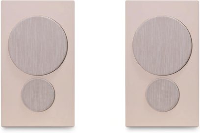 Et par PSB iQ2-højttalere i beige sandstone, set forfra med to runde gitre på rektangulært kabinet