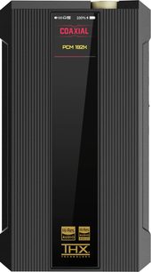 Convertidor de audio portátil FiiO Q7 negro de aluminio, vista frontal, carcasa acanalada con estrías verticales, banda central acristalada negra que muestra información y logotipos dorados Hi-Res, rueda de volumen moleteada dorada al ras en la parte superior