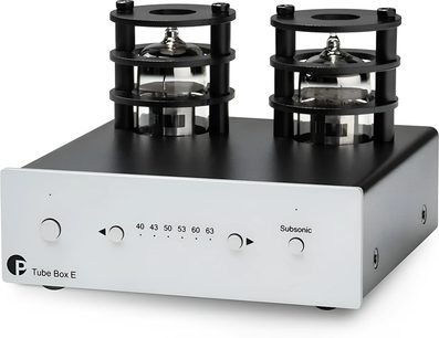 Pré-amplificador phono Pro-Ject Tube Box E preto e prateado com duas válvulas aparentes na parte superior, vista em três quartos