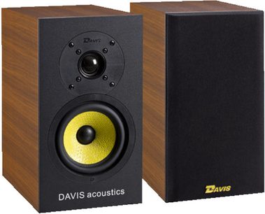 Regálová reprosoustava Davis Acoustics Dufy 3D ořech, pohled zepředu a z boku, tmavé dřevěné pouzdro, žlutý reproduktor