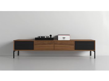 Audiovizuálny nábytok Clic Classic Series model 1541 v orechu, bočné čelá čierne, stredové dvierka s kresbou dreva, pohľad spredu