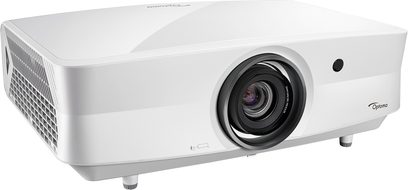 Optoma UHZ65LV hvid videoprojektor, set lidt fra siden forfra, sort objektivlinse forskudt mod højre