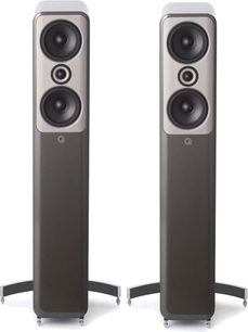 To Q Acoustics Concept 50 gulvhøjtalere i mørk grå lak, set forfra, med sorte højttalerenheder og sølvfarvede fødder