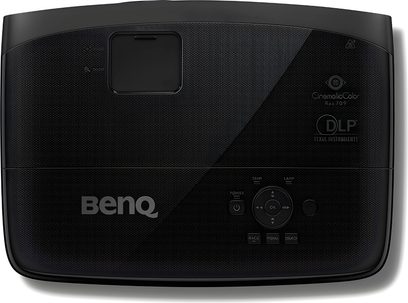 Benq W2000+ DLP sort videoprojektor, set forfra, med linse, knapper og tilslutningsporte