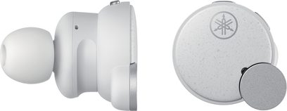 Hvide trådløse Yamaha TW-E7B in-ear hovedtelefoner, set forfra og fra siden med den runde opladningsboks