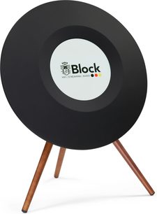Černý chytrý reproduktor Block OPUS S kruhového tvaru na třech hnědých nožkách s bílým středovým diskem