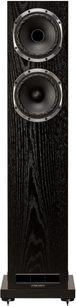 Diffusore da pavimento Fyne Audio F501S in legno nero, vista frontale, due altoparlanti con cornici metalliche, reflex anteriore, base con punte