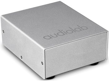 Conditionator de rețea Audiolab DC-BLOCK argintiu, vedere oblică, carcasă dreptunghiulară argintie cu logo-ul audiolab pe partea de sus