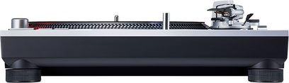 Gramofon Technics SL-1200MK7EG stříbrný, pohled zepředu, černý talíř, raménko, tlačítka a ovládací kolečko