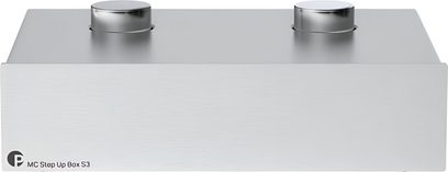 Phono-Vorverstärker Pro-Ject MC Step Up Box S3 silber, rechteckiges silbernes Gehäuse mit zwei Knöpfen auf der Oberseite
