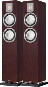 Coppia di diffusori da pavimento AudioVector QR3 SE in noce, eleganti cabinet in legno di noce marrone con base nera, due altoparlanti circolari argentati e tweeter a nastro rettangolare sotto piastra in alluminio, vista frontale