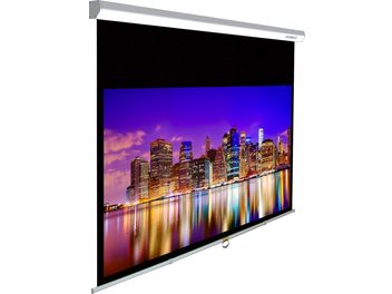 Ecran manual Lumene Capitol HD 170C cu pânză de proiecție albă care afișează o imagine colorată a unor zgârie-nori luminați noaptea, reflectați în apă